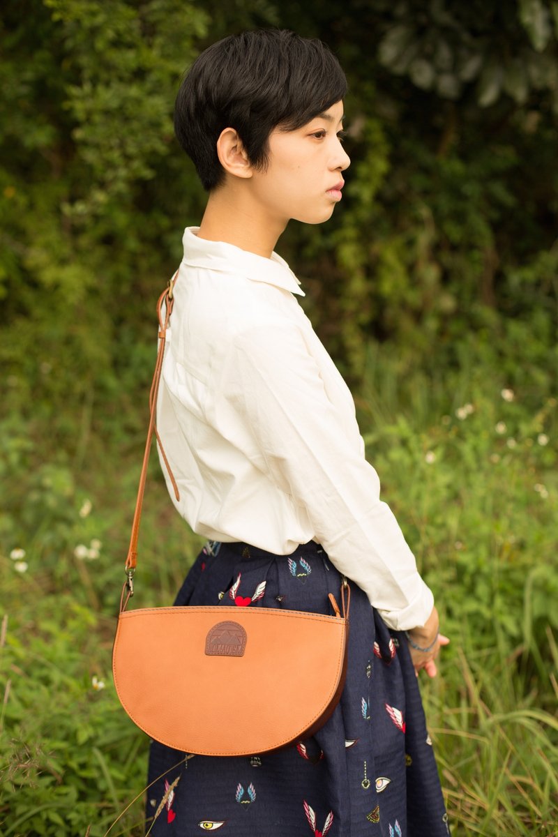 { C a r r y a L e a t h e r P a c k } 2 - w a y B a g 山系女孩的半月包 肩背包－啡咖 ***香港及台湾免运实施中*** - 侧背包/斜挎包 - 真皮 橘色