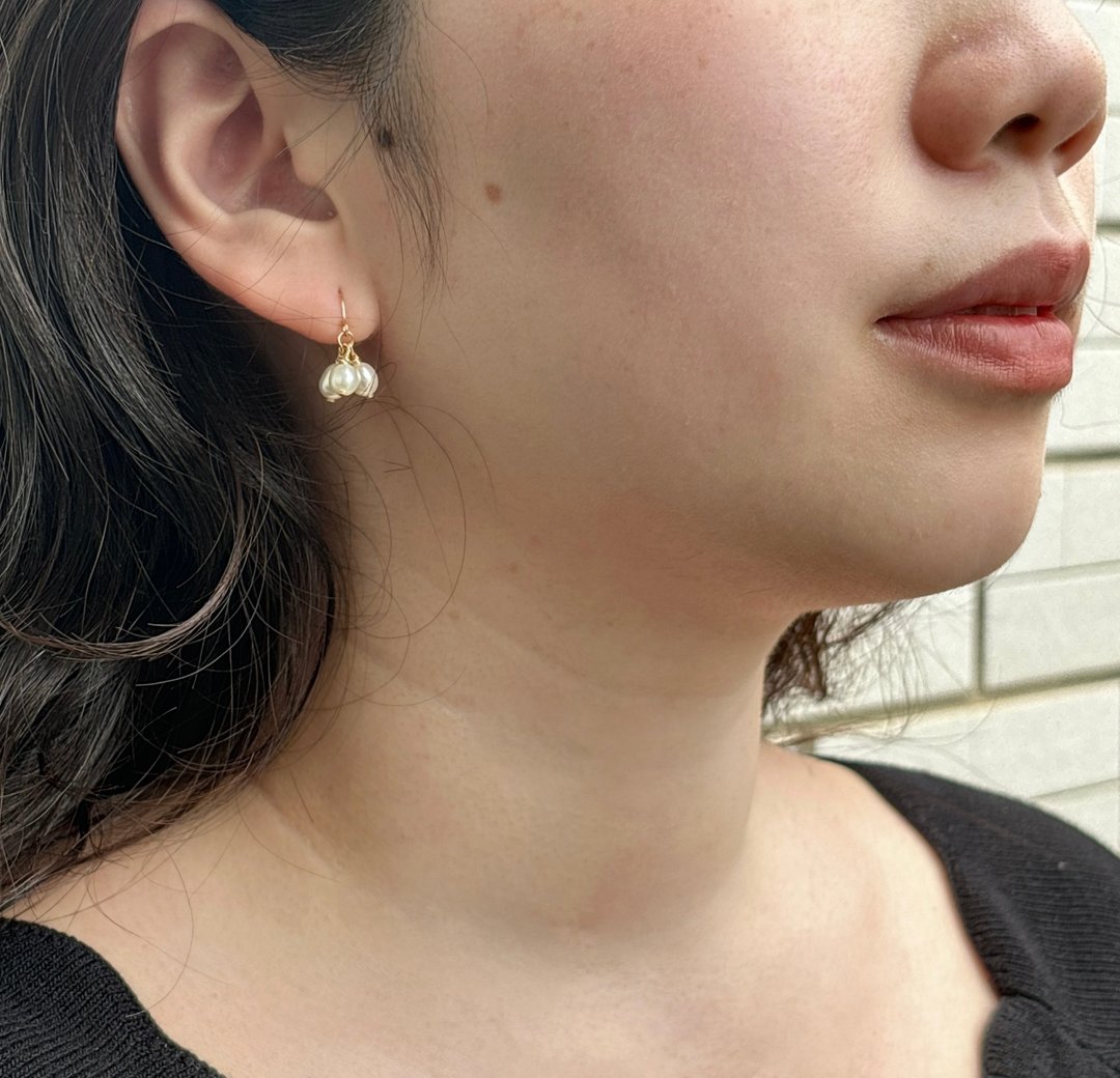 高皮光淡水珍珠耳环 小花苞设计 14KGF 耳勾 日系轻珠宝 - 耳环/耳夹 - 珍珠 白色