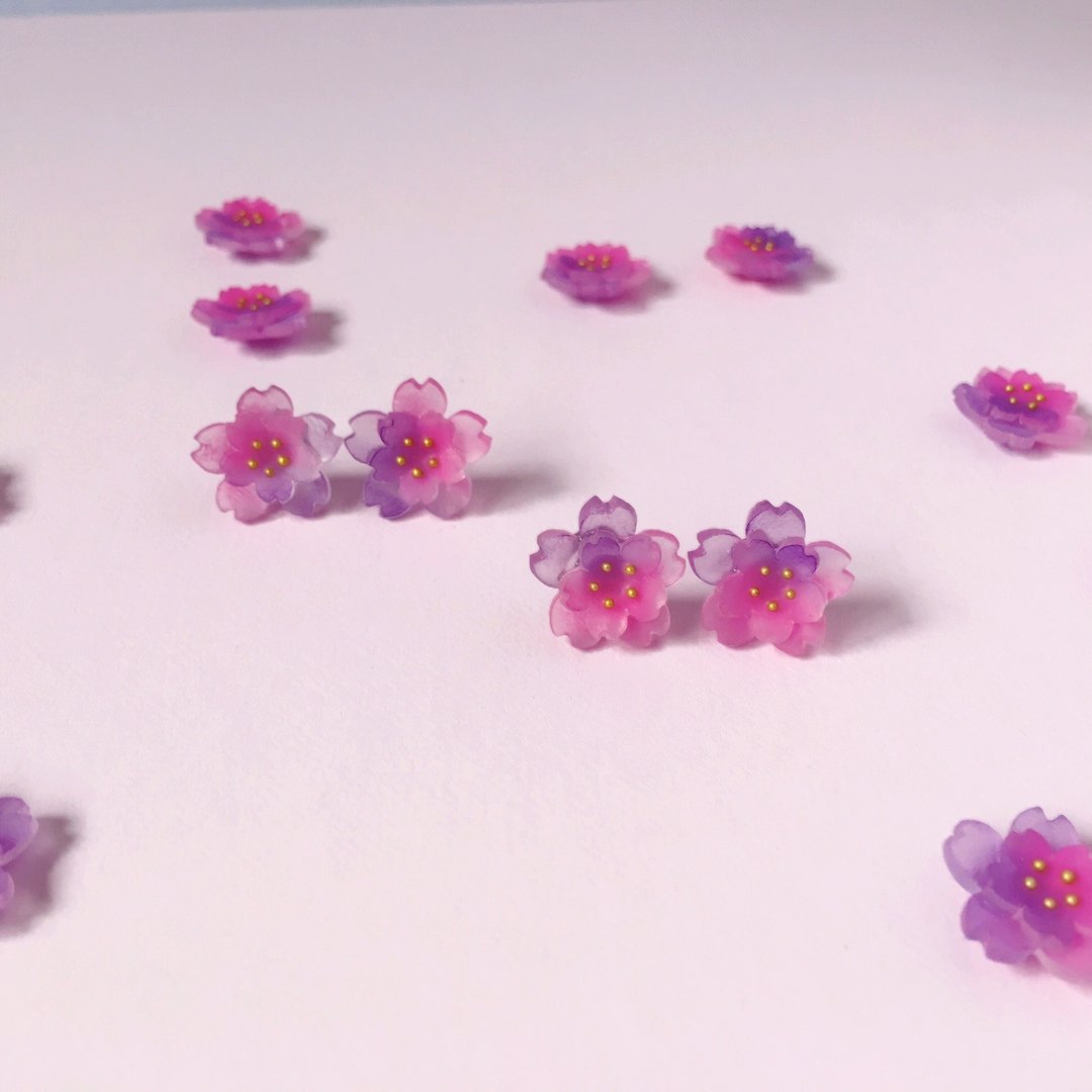 *Haku·Neko* 渐层夜樱 双层紫与粉红渐变樱花耳环 [桜花限定系列] - 耳环/耳夹 - 塑料 紫色