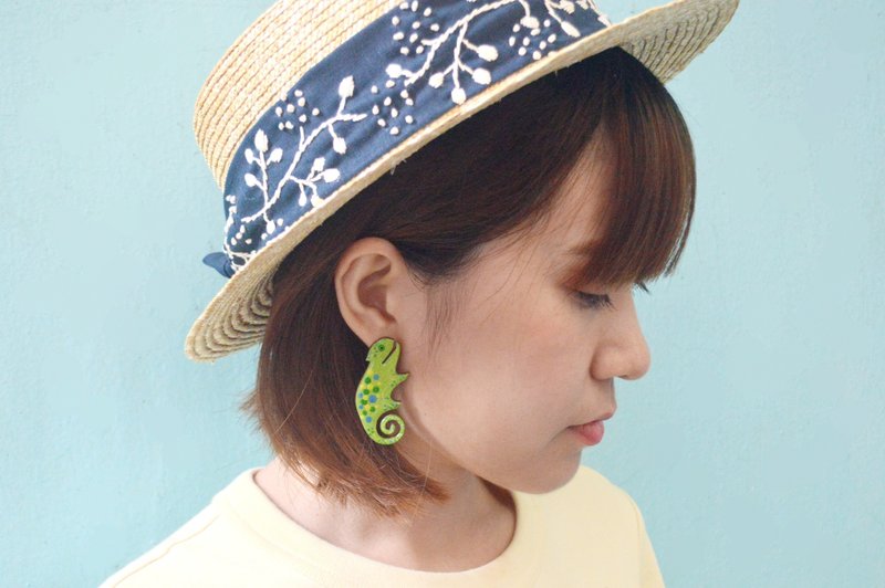 幻彩变色龙 绿色变色龙耳钉 手绘木制  - 耳环/耳夹 - 木头 绿色