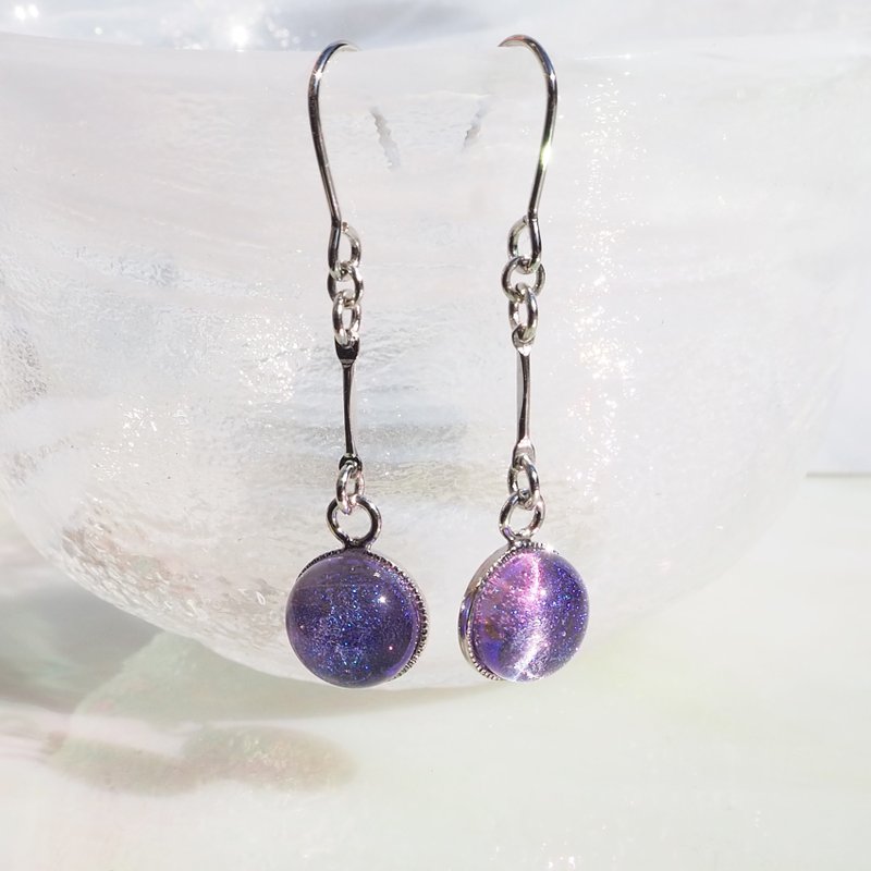 Shining glass (Kirari [blue light magic]) earrings / Clip-On [choice of metal fittings] [made-to-order] - 耳环/耳夹 - 玻璃 紫色