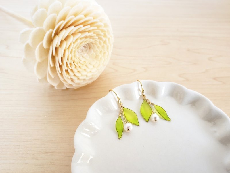fresh leaves & freshwater pearl pierced earrings or clip-on earrings・short - 耳环/耳夹 - 树脂 绿色
