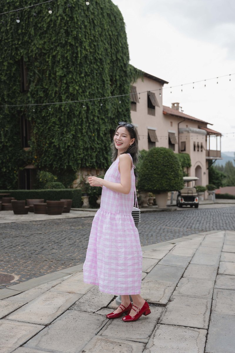 BIRUCHU 圆领 MIDI 洋装：粉色 SeerSucker 粉色无袖洋装 泰国设计 - 洋装/连衣裙 - 聚酯纤维 粉红色