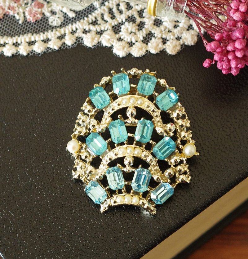 DAMN GOOD VINTAGE古董金水蓝方块阶梯盾牌莱茵石别针B1678 - 胸针 - 其他金属 金色