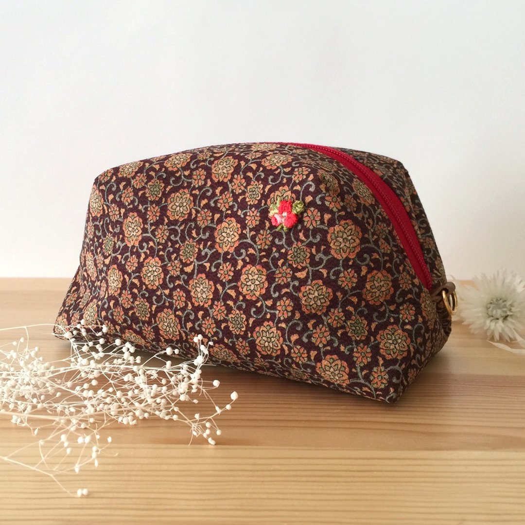 Pouch with Japanese Traditional Pattern, Kimono (Large) - arabesque - 化妆包/杂物包 - 其他材质 咖啡色