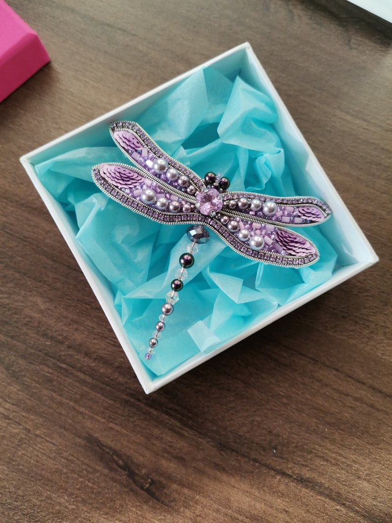 Dragonfly jewelry pin, embroidered beaded brooch - 胸针 - 其他金属 紫色