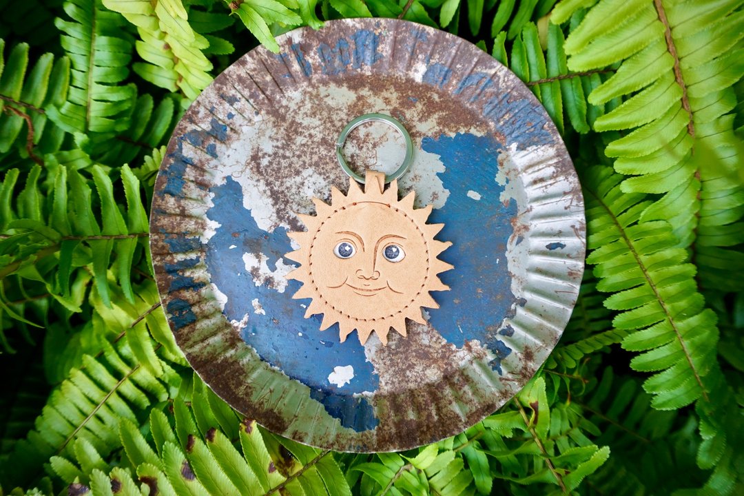 手工皮革钥匙圈太阳翻白眼emoji - 钥匙链/钥匙包 - 真皮 卡其色