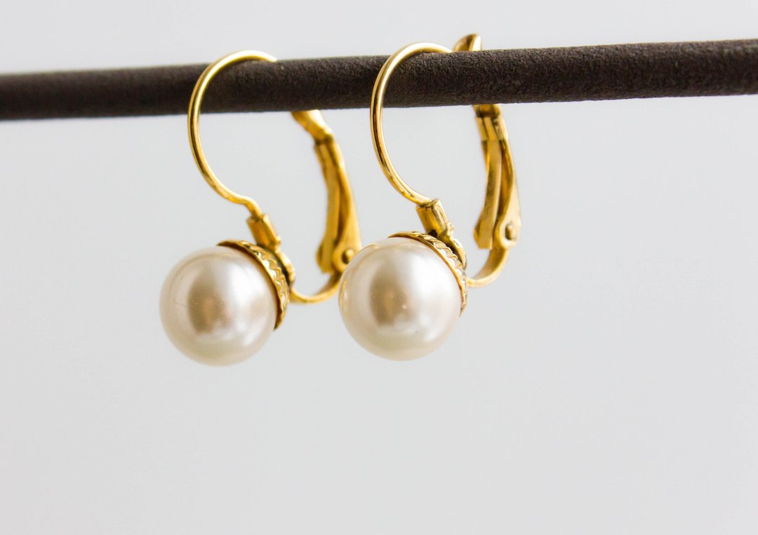 Vintage pearl huggie hoop earrings Gold lever back pearl earrings - 耳环/耳夹 - 其他金属 金色