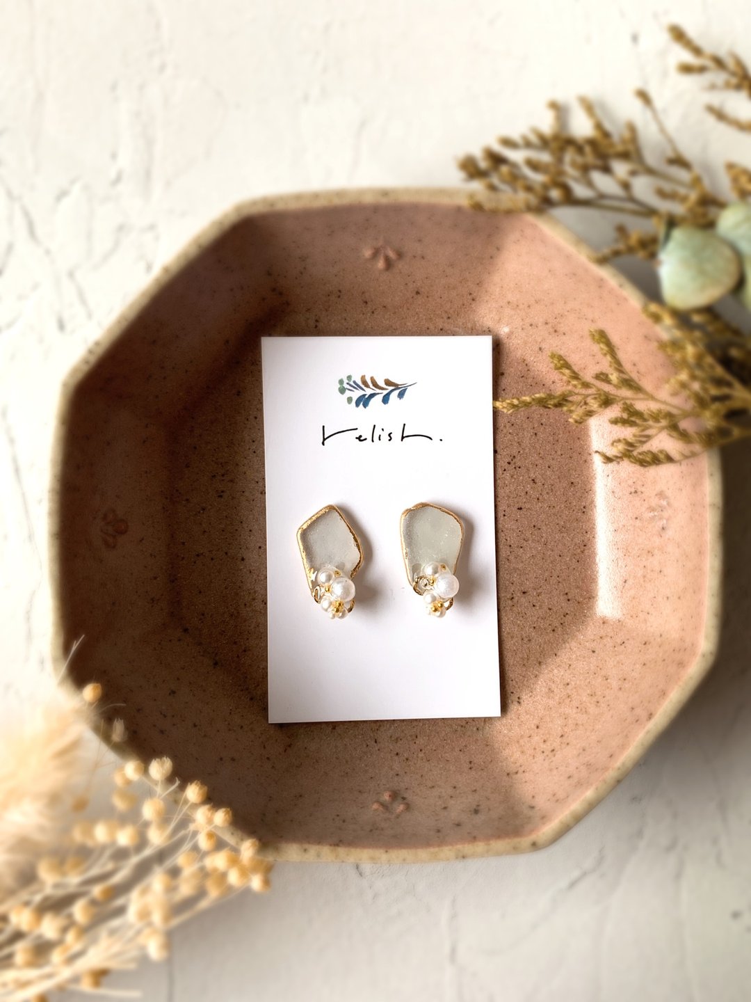 Seagrass Gorgeous Pearl Rhinestone Kintsugi Clip-On Non-Pierced Earrings Bullion Gold Gold White White - 耳环/耳夹 - 玻璃 白色