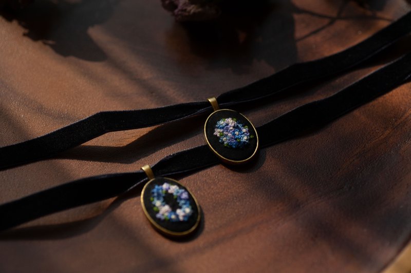 复古刺绣颈链| 2月诞生花 勿忘我 - 项链 - 其他金属 