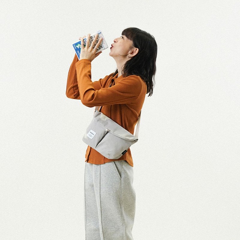 【新色】经典款式立体防泼水斜背包S号 MINI KASEN ECO (柔灰色) - 侧背包/斜挎包 - 环保材料 灰色