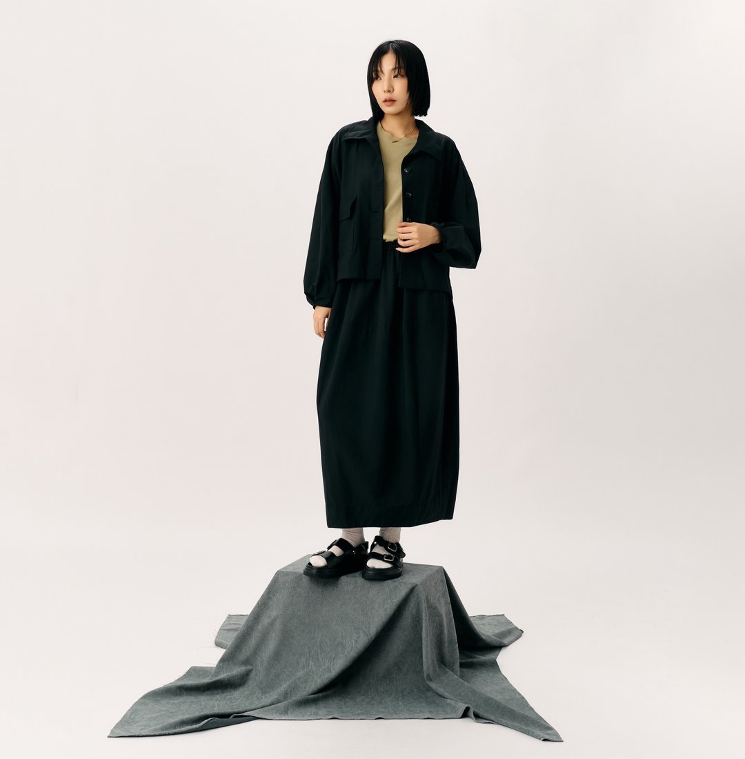 优雅黑色短版防泼水外套 轻机能短风衣 - 女装休闲/机能外套 - 聚酯纤维 黑色