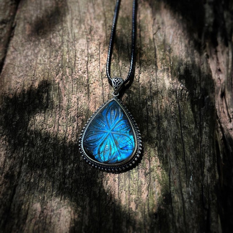 喜迎瑶 925银 拉长石项链 拉长石吊坠 雕刻纹拉长石 手工 复古风 - 项链 - 水晶 银色