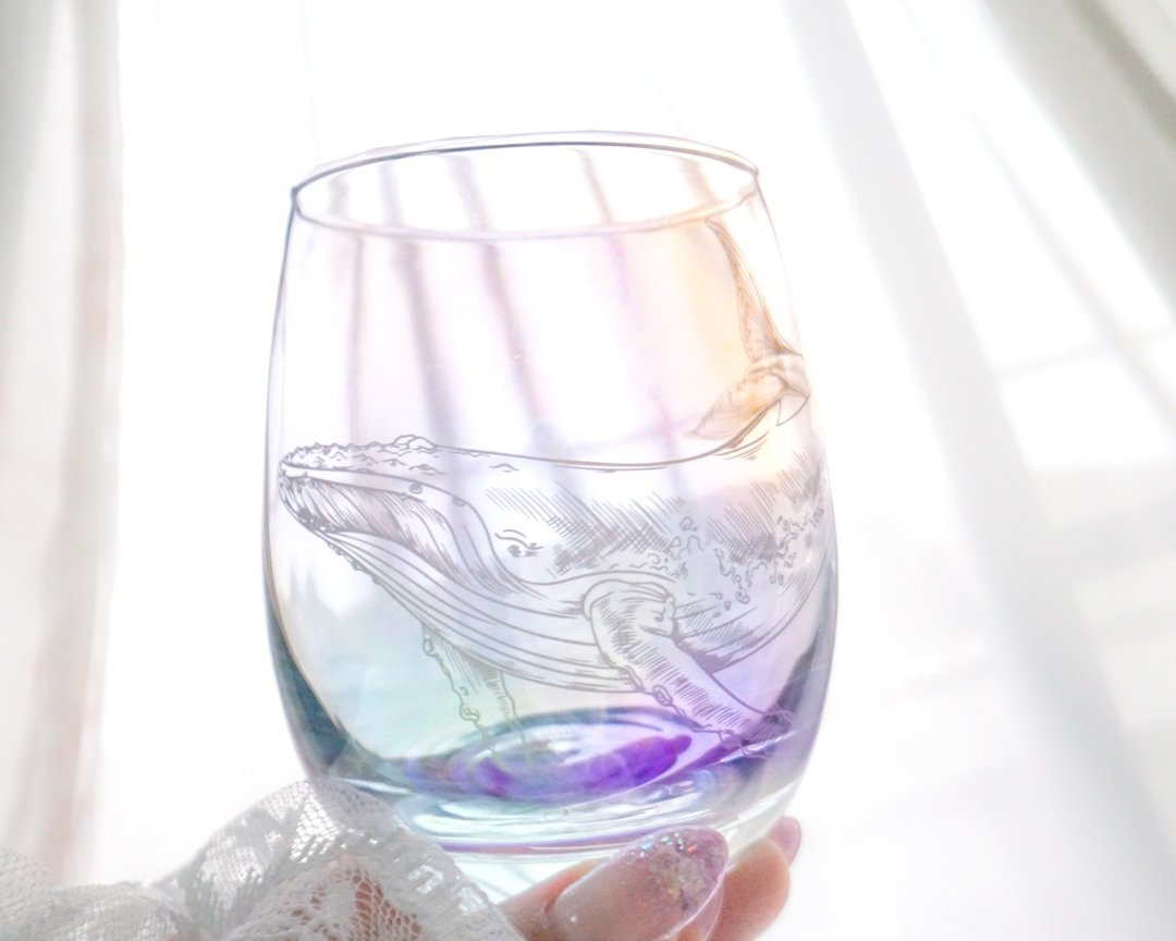 一组 3 个眼镜，描绘了极光海洋中游泳的鲸鱼。 - 玻璃杯 - 玻璃 蓝色