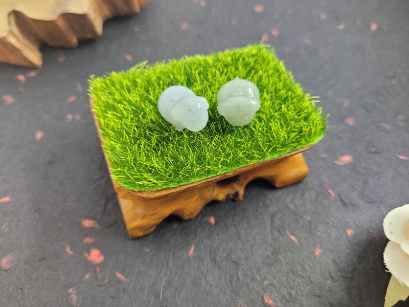 【亲翠】天然翡翠 疗愈小胖羊办公桌摆饰附草坪木雕底座 生日礼物 - 其他 - 玉石 绿色