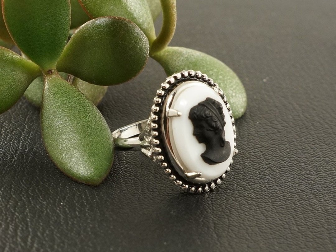 Black and White Vintage Glass Lady Girl Cameo Adjustable Ring Woman Jewelry Gift - 戒指 - 玻璃 白色