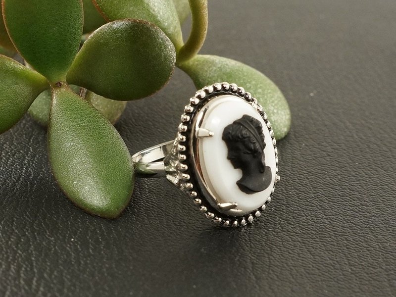 Black and White Vintage Glass Lady Girl Cameo Adjustable Ring Woman Jewelry Gift - 戒指 - 玻璃 白色