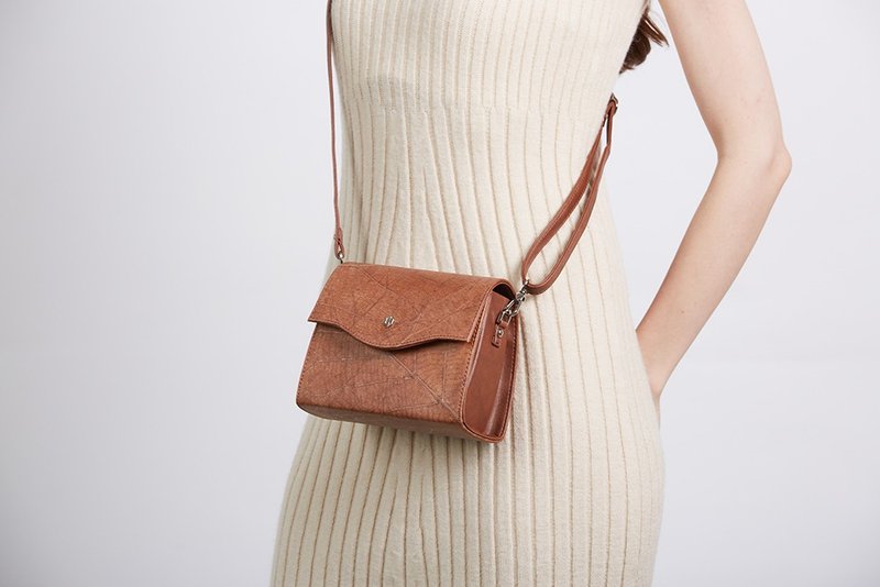 斜背包/单肩包 棕色 (Box vegan crossbody bag) 斜背包/单肩包 棕色 - 侧背包/斜挎包 - 植物．花 咖啡色