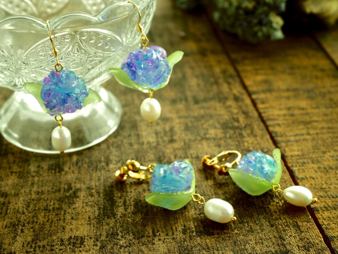 Hydrangea and Freshwater pearl earrings - 耳环/耳夹 - 珍珠 