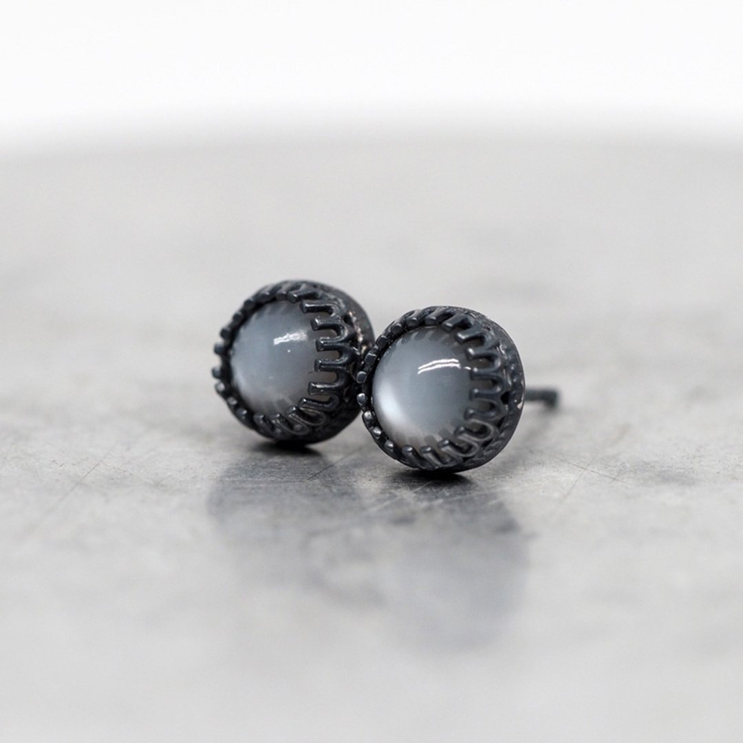 Gray Moonstone Crown Stud Earrings - Black Sterling Silver - 6mm Round - 耳环/耳夹 - 其他金属 灰色