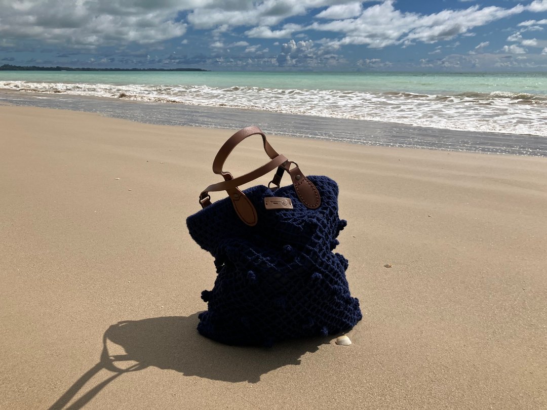 钩针编织托特包，手作质感，简约风格。Minimal style hand crochet Tote - 手提包/手提袋 - 棉．麻 蓝色