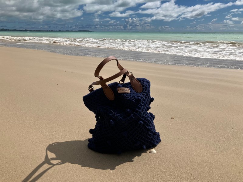 钩针编织托特包，手作质感，简约风格。Minimal style hand crochet Tote - 手提包/手提袋 - 棉．麻 蓝色