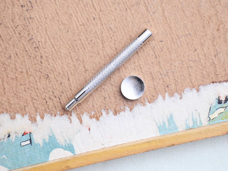 【大跳豆系列—四合扣冲扣器 连底座｜15mm扣面适用】手工皮革 个人化 皮革DIY 皮革工具 四合扣 啪钮 车缝钮 打钮工具 - 皮件 - 其他金属 银色