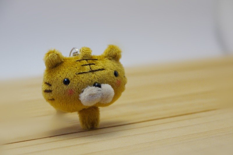 Bucute 擦拭手机屏幕┃弹葛虎手机吊饰┃附耳机塞┃生日礼物 - 吊饰 - 聚酯纤维 卡其色