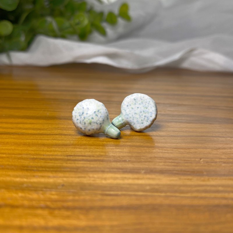 手工制作的陶瓷耳环，带有可爱的花痴图案。 - 耳环/耳夹 - 陶 白色