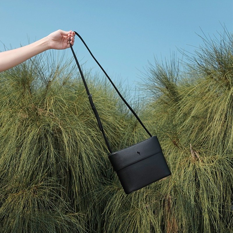 TREBLE Z / PUNCH OUT系列原創設計閃電鏤空真皮單肩小挎包 黑色 - 侧背包/斜挎包 - 真皮 黑色