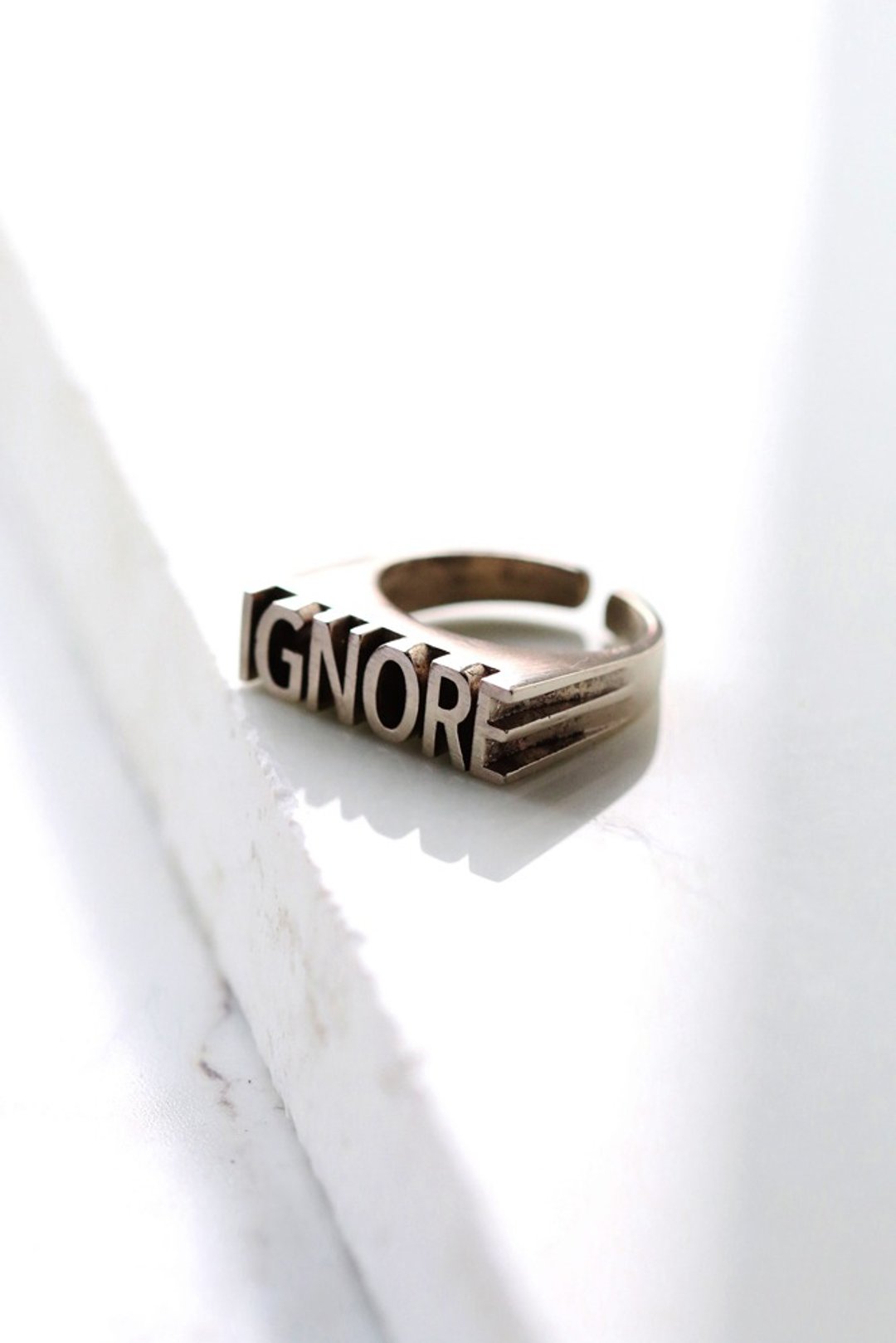 IGNORE RING by Defy. - 戒指 - 其他金属 