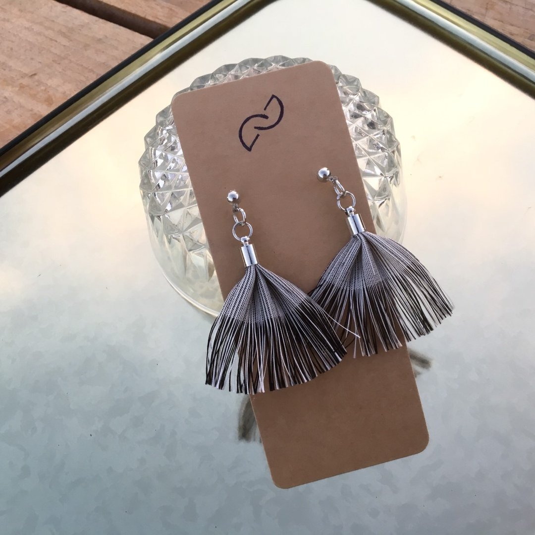 Mini Fighting Fish Tail - Black and Grey - 耳环/耳夹 - 丝．绢 银色