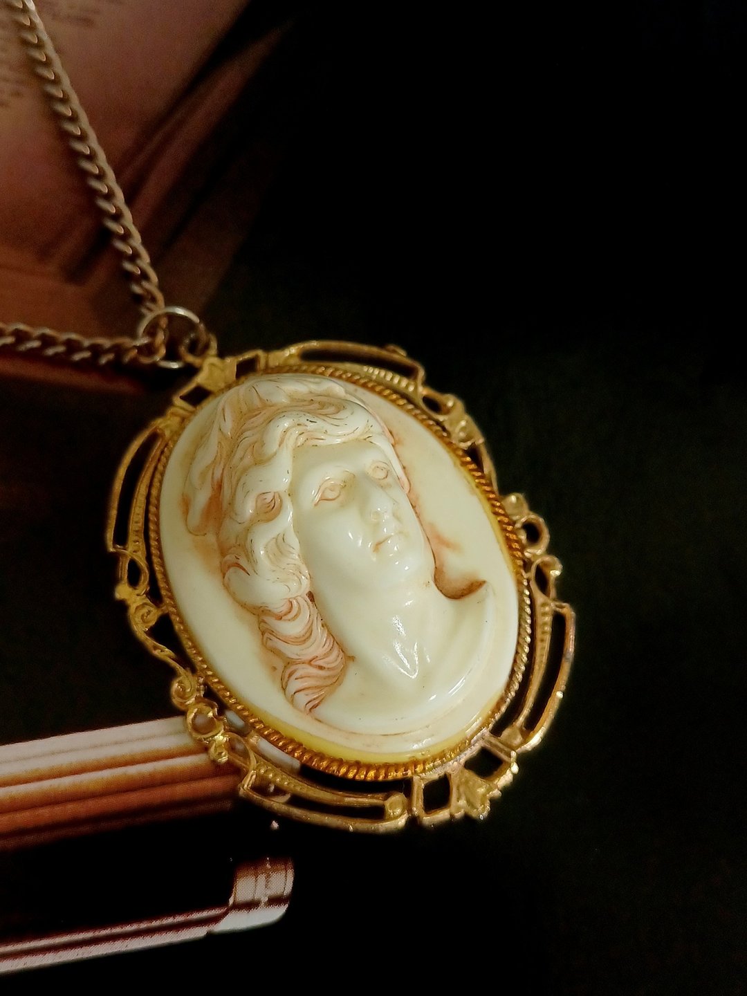 Avintage jewelry 古典塑料仿浮雕女神 项链 - 项链 - 其他金属 