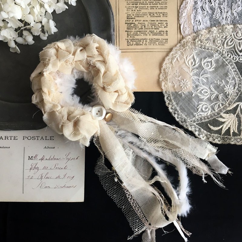 Soft decoration of antique lace, tear cloth and faux fur Scrunchie lam-30 - 发饰 - 棉．麻 白色