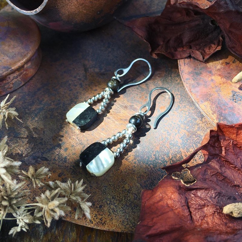 【Lost and find】黑白双拼 天然贝母 黑曜石 金曜石 耳环 - 耳环/耳夹 - 宝石 黑色