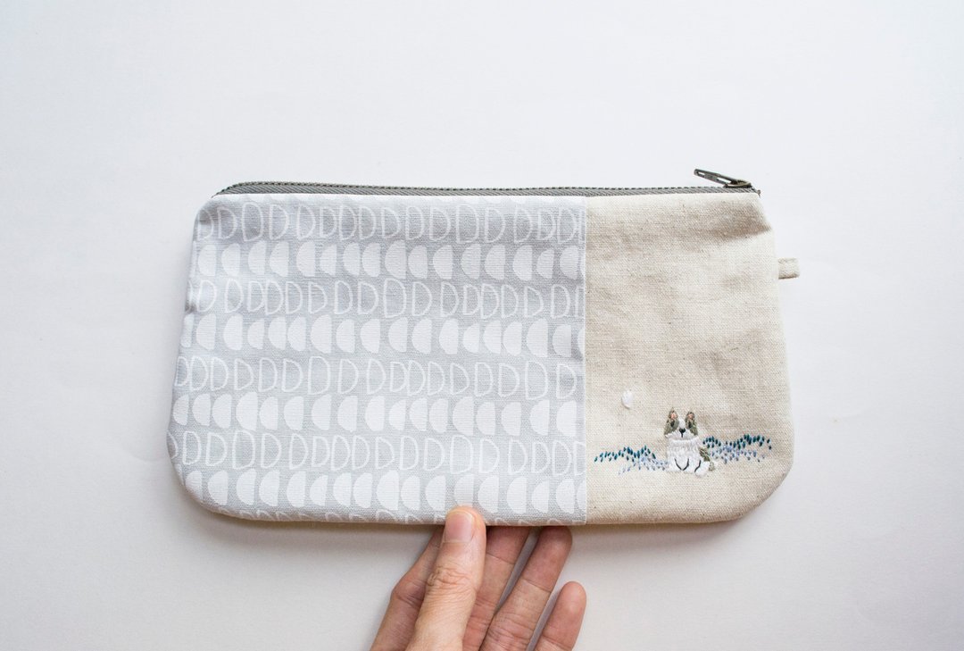 French Bulldog Embroidered Zip Pouch- Half Moons Print - 皮夹/钱包 - 棉 银色