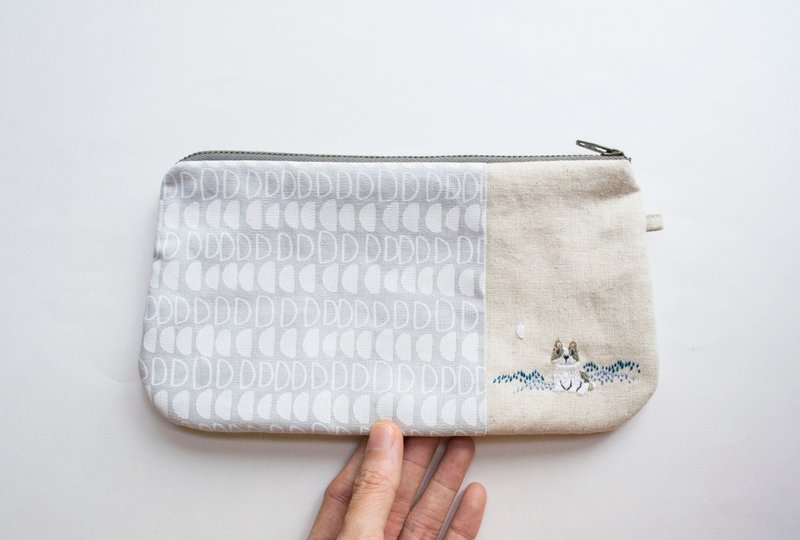 French Bulldog Embroidered Zip Pouch- Half Moons Print - 皮夹/钱包 - 棉．麻 银色