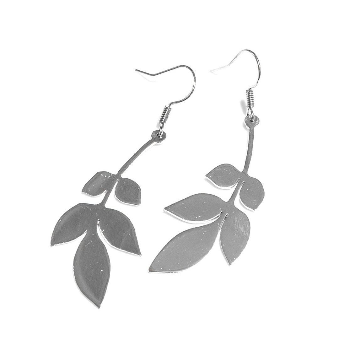 Leaf graphic earring - 耳环/耳夹 - 铜/黄铜 银色