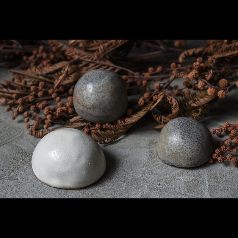 。半圆石块不倒翁迷你花插/花道装饰纸镇 (3颗) - 摆饰 - 陶 