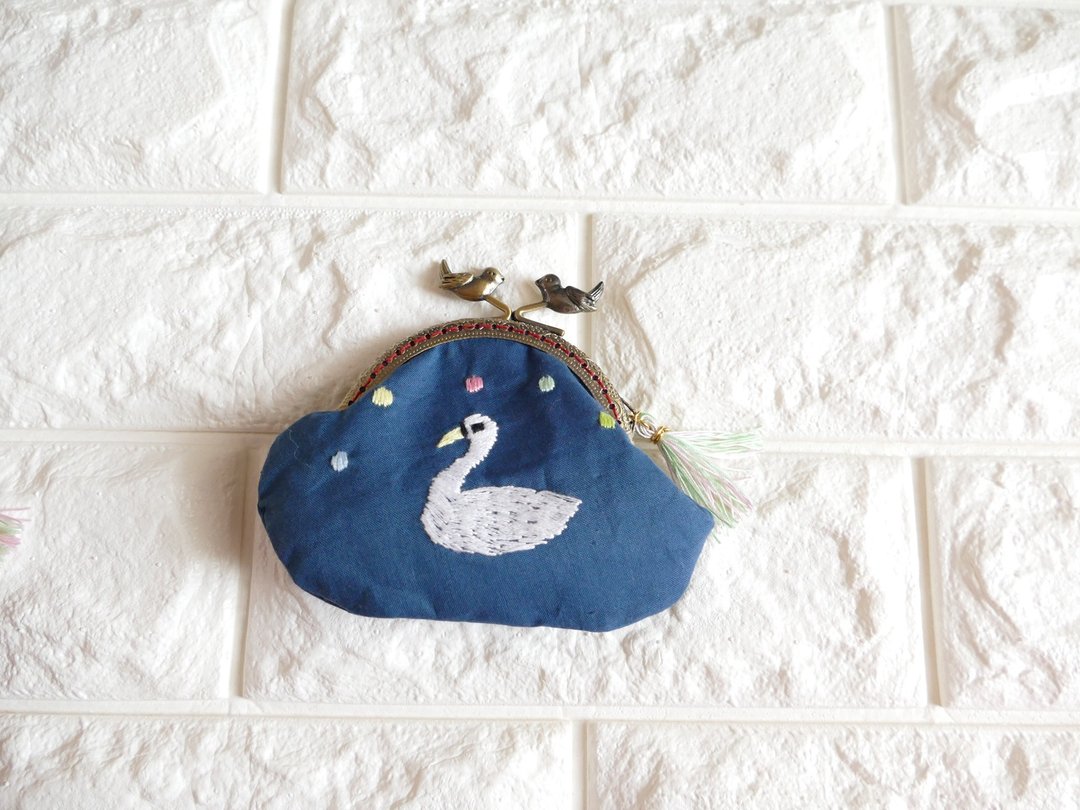 Embroidered gamaguchi swan blue - 化妆包/杂物包 - 棉 蓝色