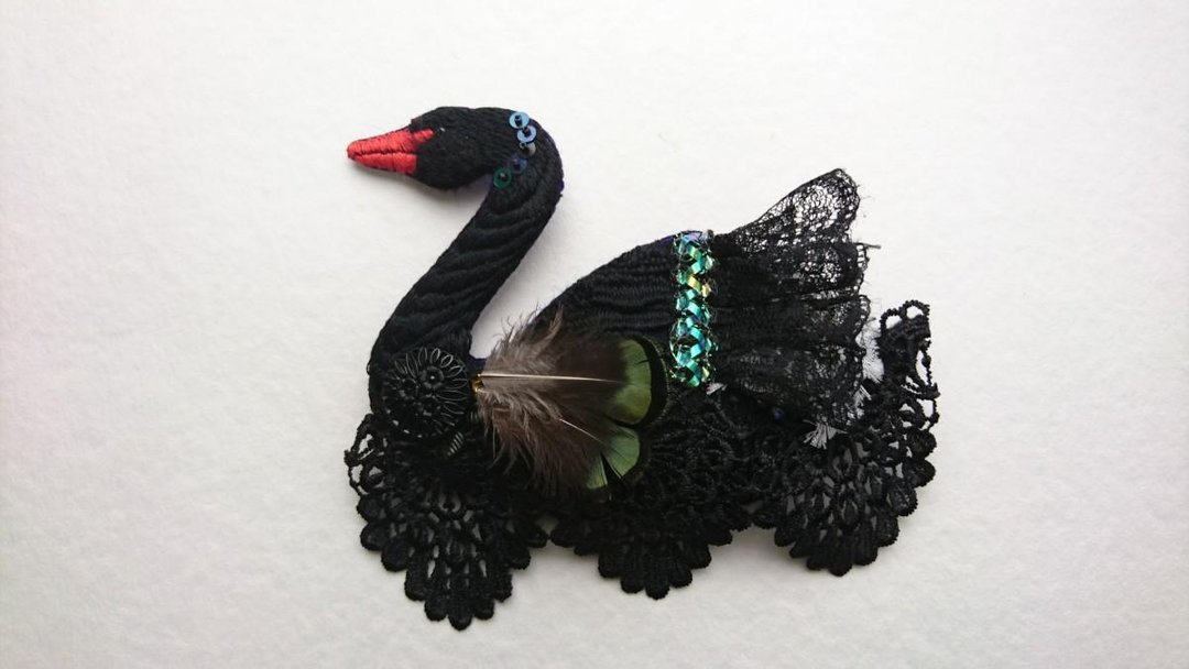 IRODORI AZ brooch (swan) - 胸针 - 棉 黑色