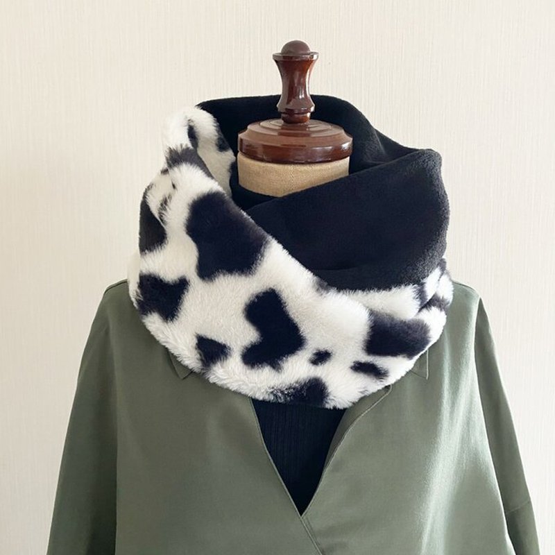 Impact on autumn and winter fashion Snood with cow pattern design Animal pattern Holstein pattern Monotone - 围巾/披肩 - 聚酯纤维 黑色