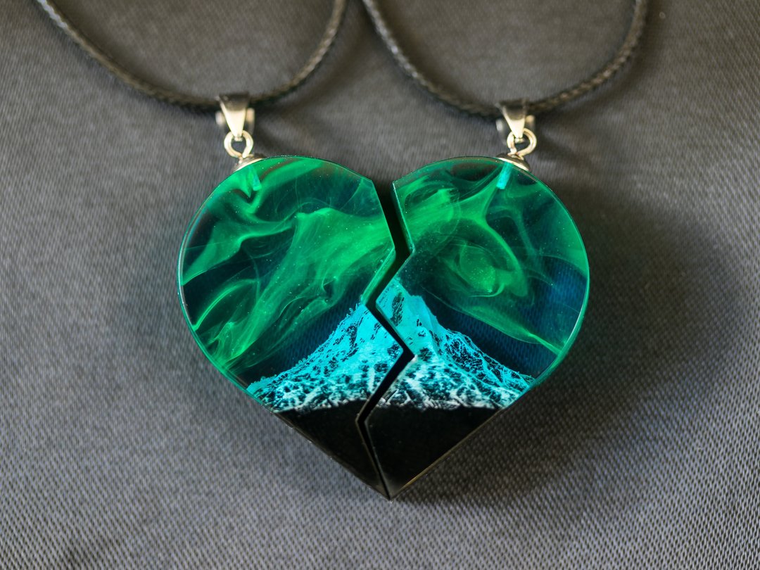 Matching necklaces set wood resin pendant green Half Heart necklace wood jewelry - 项链 - 树脂 绿色