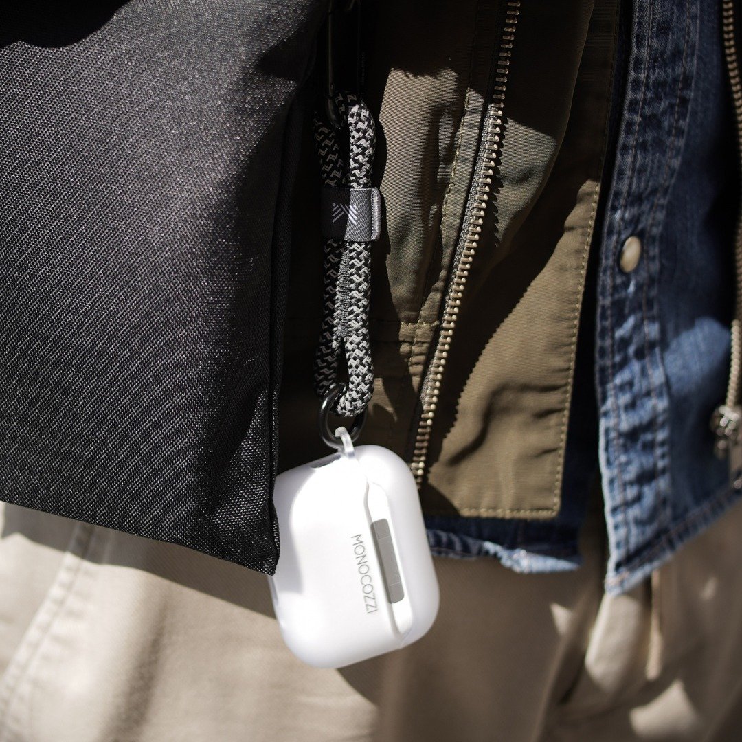 ESSENTIALS | AirPods Pro 1/2 半透明软胶保护壳连手绳 - 黑色 - 其他 - 塑料 黑色