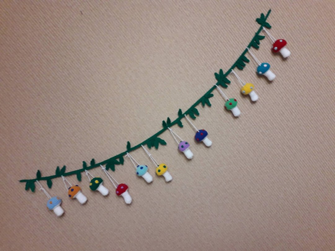 Knitted decoration on the wall - garland of mushrooms and leaves. Fall style - 墙贴/壁贴 - 羊毛 