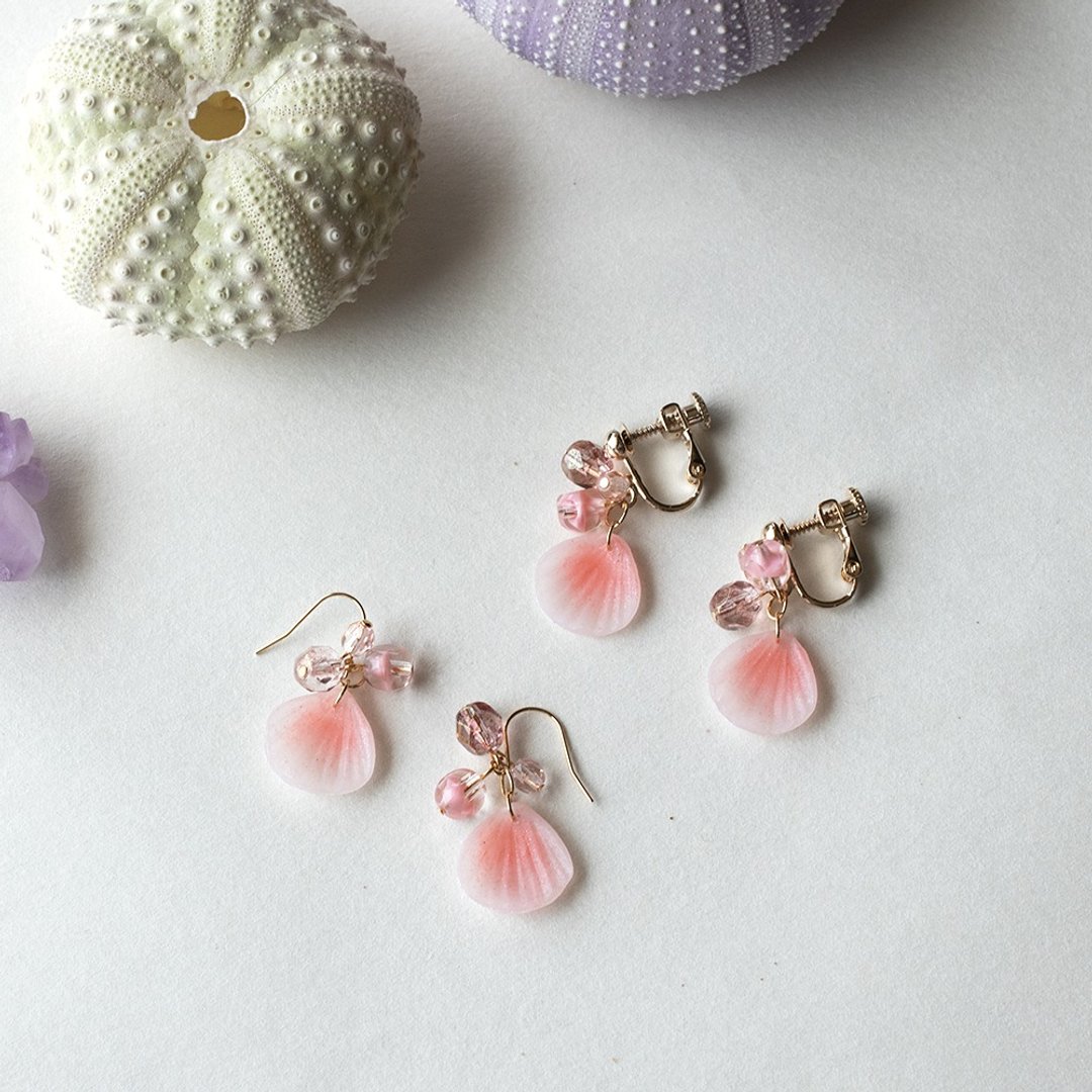 Cherry blossom shell earrings - 耳环/耳夹 - 粘土 粉红色