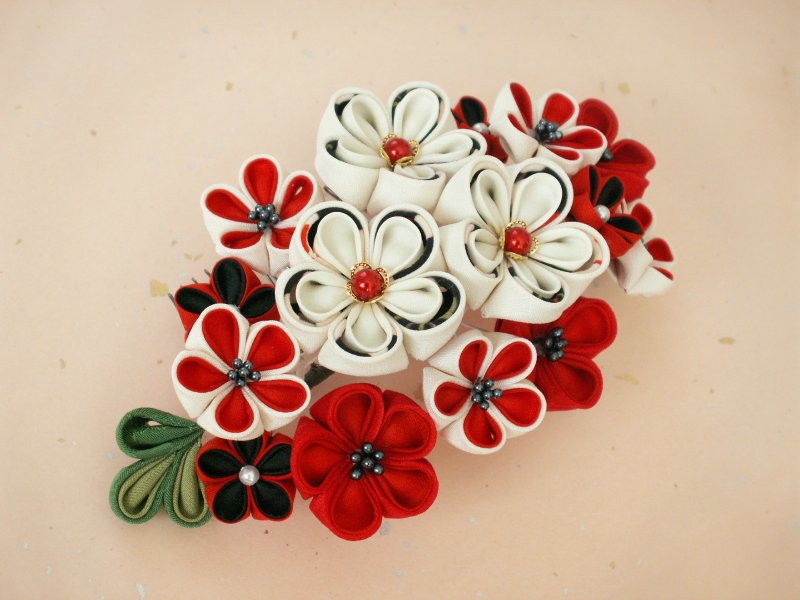 [New] Knob work Hair ornament for coming-of-age ceremony [Hair ornament like a big bouquet, white / black] - 发饰 - 丝．绢 白色