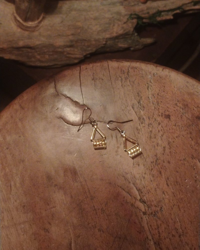 【Miniature Structure】微光构成。特色串珠造型耳环。 - 耳环/耳夹 - 塑料 金色