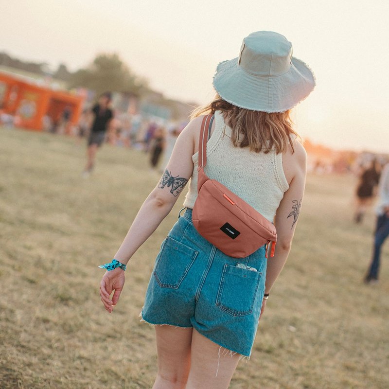 Pacsafe GO | 五道安全防盗 随行 斜背胸包 2.5L 玫瑰粉 #35100 - 侧背包/斜挎包 - 环保材料 粉红色