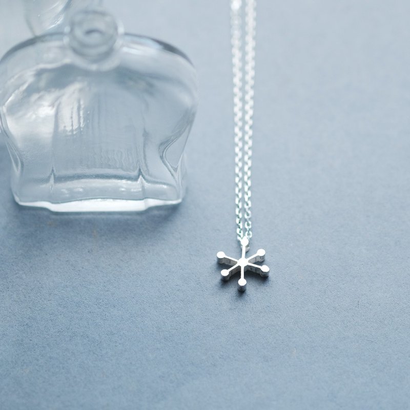 Small Snowflake Necklace Silver 925 - 项链 - 其他金属 银色